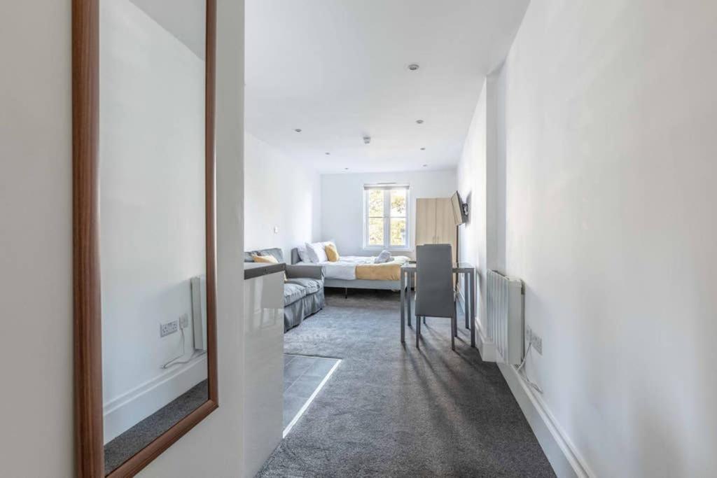 Modern Apartment On Egham High St And Close To Royal Holloway Exterior foto